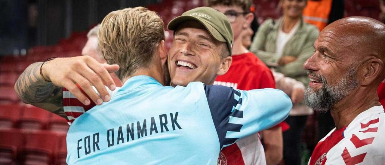Morten Hjulmand com o seu irmão durante um jogo da seleção dinamarquesa