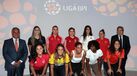 João Pedro Oliveira e Costa (BPI) e Fernando Gomes (FPF) com as jogadoras dos clubes do escalão principal 