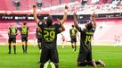 Ajax a perder com o Feyenoord e jogo é suspenso: adeptos atiram tochas para o relvado