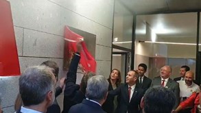 O descerrar da placa na inauguração da 2.ª fase da Cidade Desportiva do Sp. Braga: Salvador chamou Al-Khelaïfi para perto