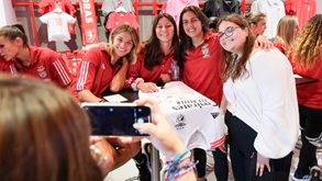Equipa feminina do Benfica distribuiu autógrafos na inauguração da nova loja do Benfica no Freeport
