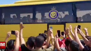 Iranianos recebem autocarros do Al Nassr em festa: efeito Ronaldo chega às ruas do país