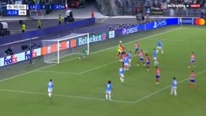 O grande golo do guarda-redes da Lazio aos 90'+5 do jogo com o Atlético Madrid