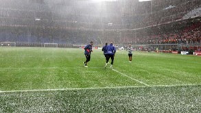 Dilúvio atrasa início de jogo do Milan com o Verona: relvado fica em mau estado