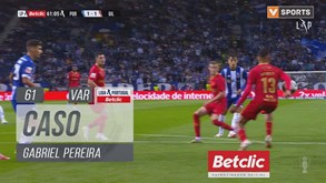 FC Porto pediu penálti por mão na bola neste lance, mas o árbitro mandou seguir
