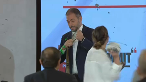 O momento em que o ministro do Ambiente é atacado com tinta verde em conferência da CNN Portugal