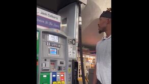 Estrela da NBA queixa-se do preço da gasolina enquanto atesta... um Bugatti: «Que roubo do c...!»