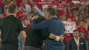 O abraço entre Schmidt e Sérgio Conceição no relvado após o Benfica-FC Porto