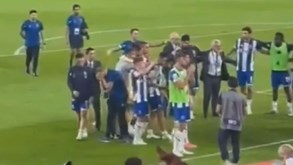 O momento em que colaborador do FC Porto é atingido na cara por isqueiro atirado das bancadas na Luz