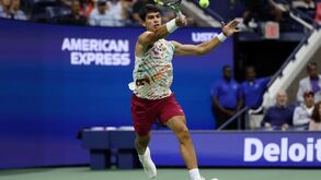 Carlos Alcaraz qualifica-se para a terceira ronda do US OPen após eliminar Lloyd Harris