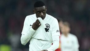 Kolo Muani não vai para o Paris SG e franceses culpam Hugo Ekitiké