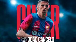 Barcelona confirma João Cancelo por empréstimo
