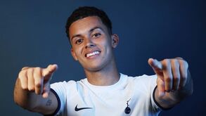 Tottenham contrata Brennan Johnson ao Nottingham Forest