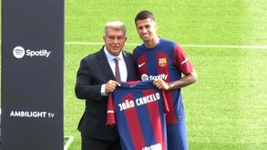 João Cancelo apresentado no Barcelona: «Agradecer à minha mãe, que olha por mim todos os dias do céu»