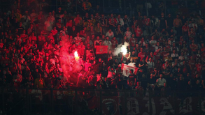 Adeptos do Benfica atiraram tochas para cima dos simpatizantes do Inter