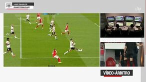 Árbitro assinalou penálti para o Benfica mas reverteu decisão após consultar as imagens