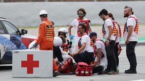 O momento em que a moto de Brad Binder passa por cima da perna de Bagnaia
