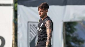 Benfica-V. Guimarães: João Mendes acertou com a chuteira na cara de Otamendi e viu o vermelho direto