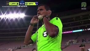 E por falar em telemóveis no VAR: árbitro do LAFC-Monterrey utilizou aparelho... do século passado