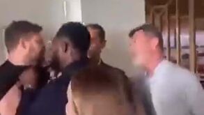 Roy Keane agredido à cabeçada durante o Arsenal-Manchester United