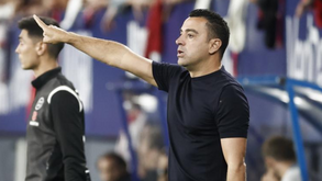 Xavi acerta a renovação com o Barcelona