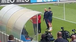 Cristiano Ronaldo à conversa com Roberto Martínez antes do treino da Seleção