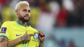 Neymar tenta fugir a Pelé