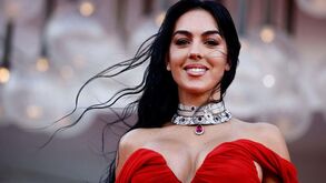 Do decote ao pormenor das botas: Georgina Rodríguez arrasa em Veneza