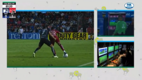 Jogador mexicano colocou o dedo onde não devia, árbitro foi ao VAR e expulsou-o