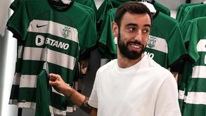 Loja do Sporting recebe visita especial de Bruno Fernandes