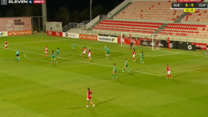 Promete correr o mundo: jovem do Benfica de 16 anos marca um golo de 'letra' na estreia na Champions