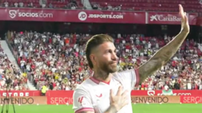O momento em que Sergio Ramos subiu ao relvado do Sánchez Pizjuán para se apresentar aos adeptos do Sevilha