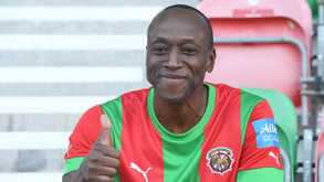 Alex Bunbury volta à carga
