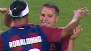 Saviola e Ronaldinho fazem magia em jogo de lendas