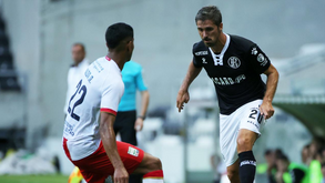 Ombro trava Filipe Ferreira