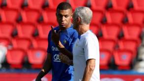 Mbappé dribla a conferência