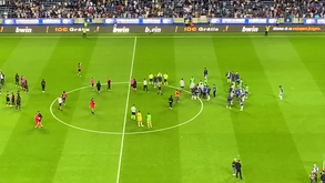 Confusão no final do FC Porto-Arouca: Luís Gonçalves e Joel Pinho são expulsos e depois... abraçam-se