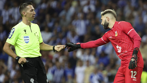 Isqueiro e batom lançados na direção de Arruabarrena vale multa de 11.220 euros ao FC Porto 