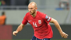Aursnes assiste na goleada da Noruega