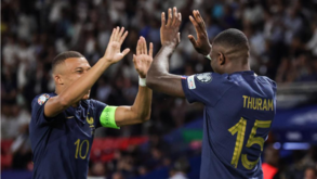 França mantém registo perfeito no seu jogo 900