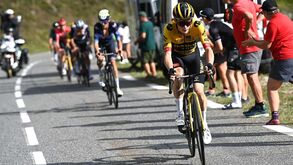 Jonas Vingegaard vence no Tourmalet em dia com quebras de João Almeida e Evenepoel