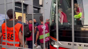 O momento da chegada do autocarro da Seleção ao Estádio Nacional de Bratislava