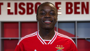Benfica ganha ao Milan e contrata central de 16 anos