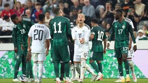 Estreia de Mancini na Arábia Saudita para esquecer: protestos fora do estádio, assobios e ministro silencia o plantel