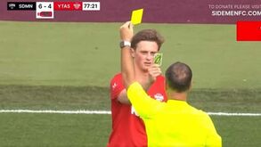 Viu cartão amarelo mas 'reverteu-o' com... carta do Uno: nem o árbitro estava à espera