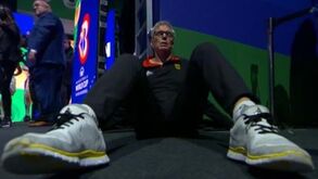 É uma das imagens do Mundial de basquetebol: selecionador alemão esgotado após conquistar título