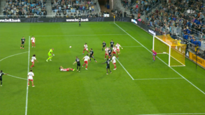 Guarda-redes sobe à área contrária e assiste para golo salvador