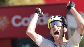 A emoção de Rui Costa após o triunfo na 15.ª etapa da Vuelta: até Remco Evenepoel saudou o português