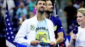 Novak Djokovic presta tributo a Kobe Bryant na hora de celebrar o 24.º Grand Slam