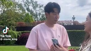 Son recusa pegar em telemóvel de adepta para tirar selfie por causa… da marca